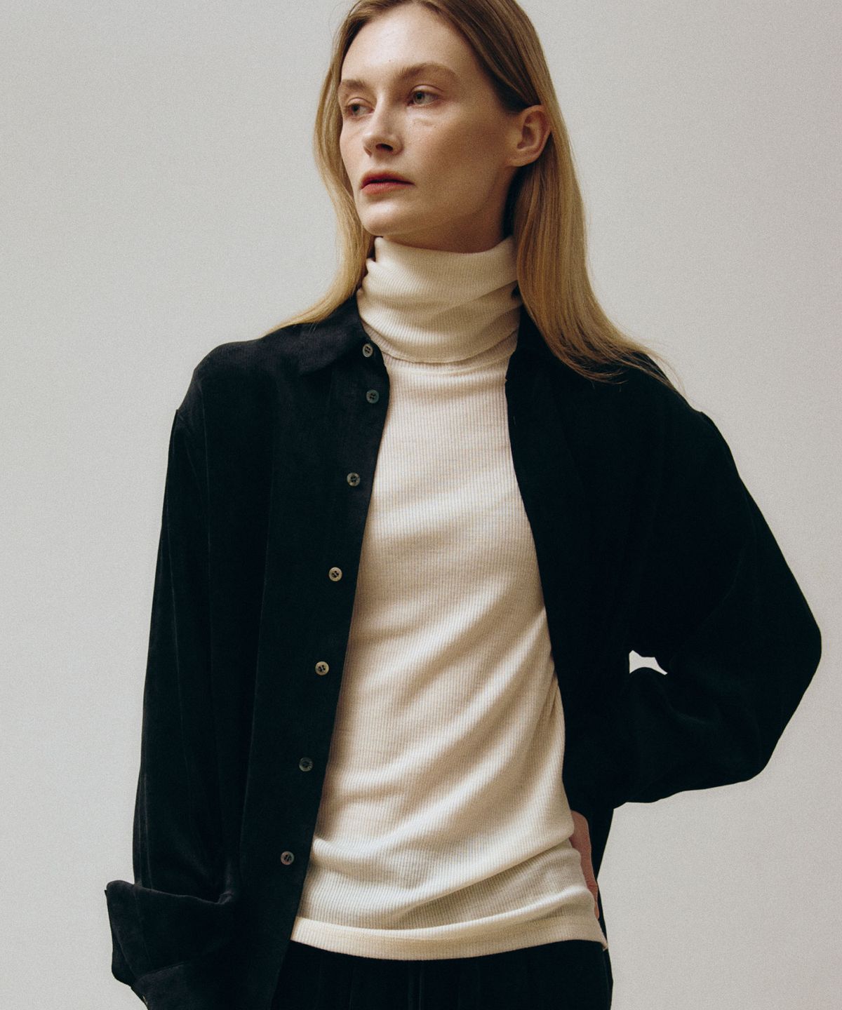 비자비(VIS A VIS) WOOL RIBBED JERSEY TURTLENECK (IVORY)