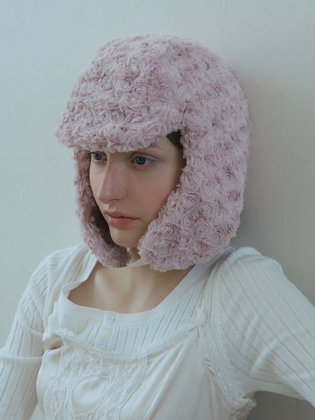 포에지담(POESIEDAME) ROSE COIL EARFLAP HAT IN PINK
