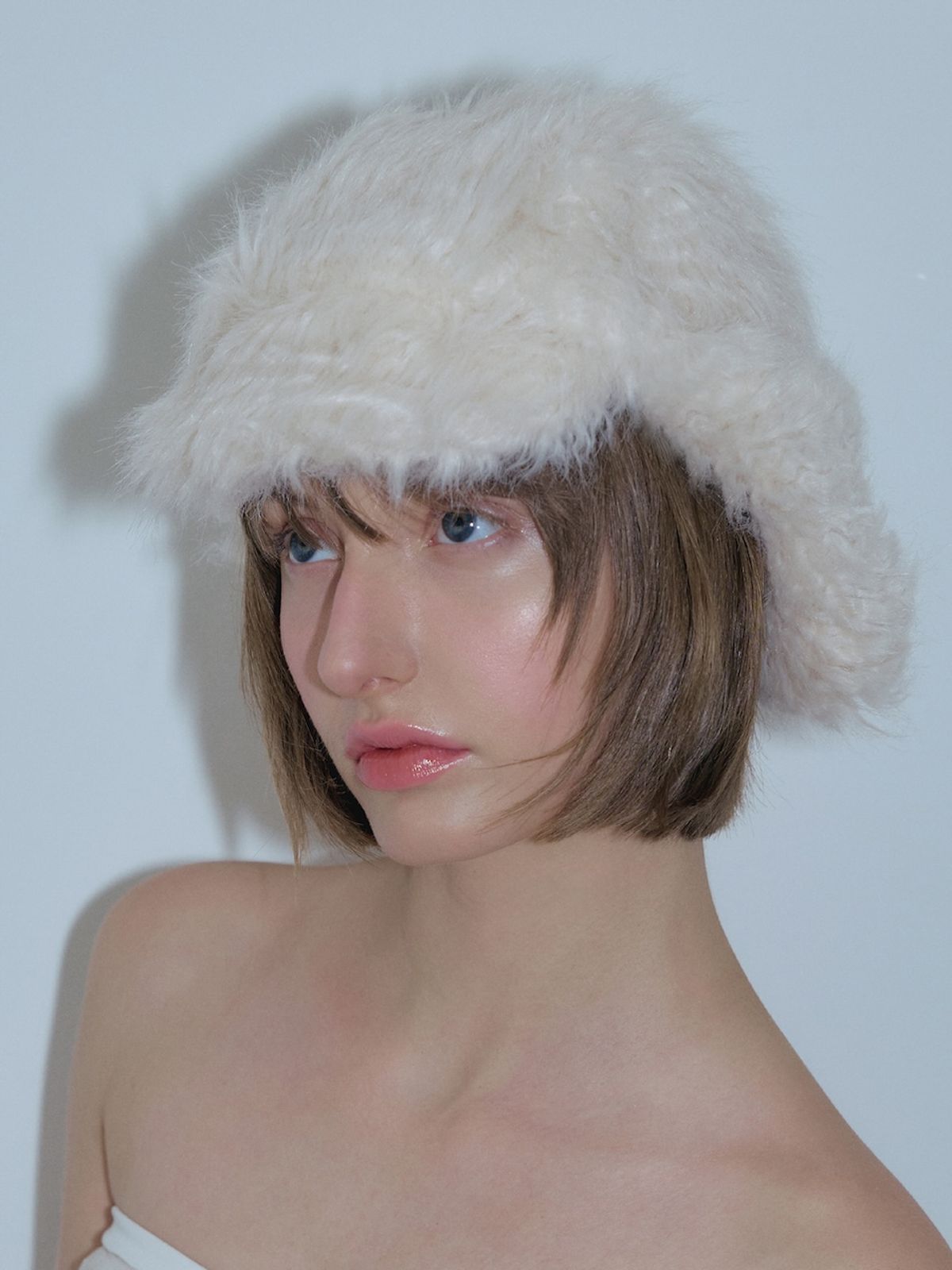 포에지담(POESIEDAME) FRIZZ EARFLAP HAT IN VANILLA