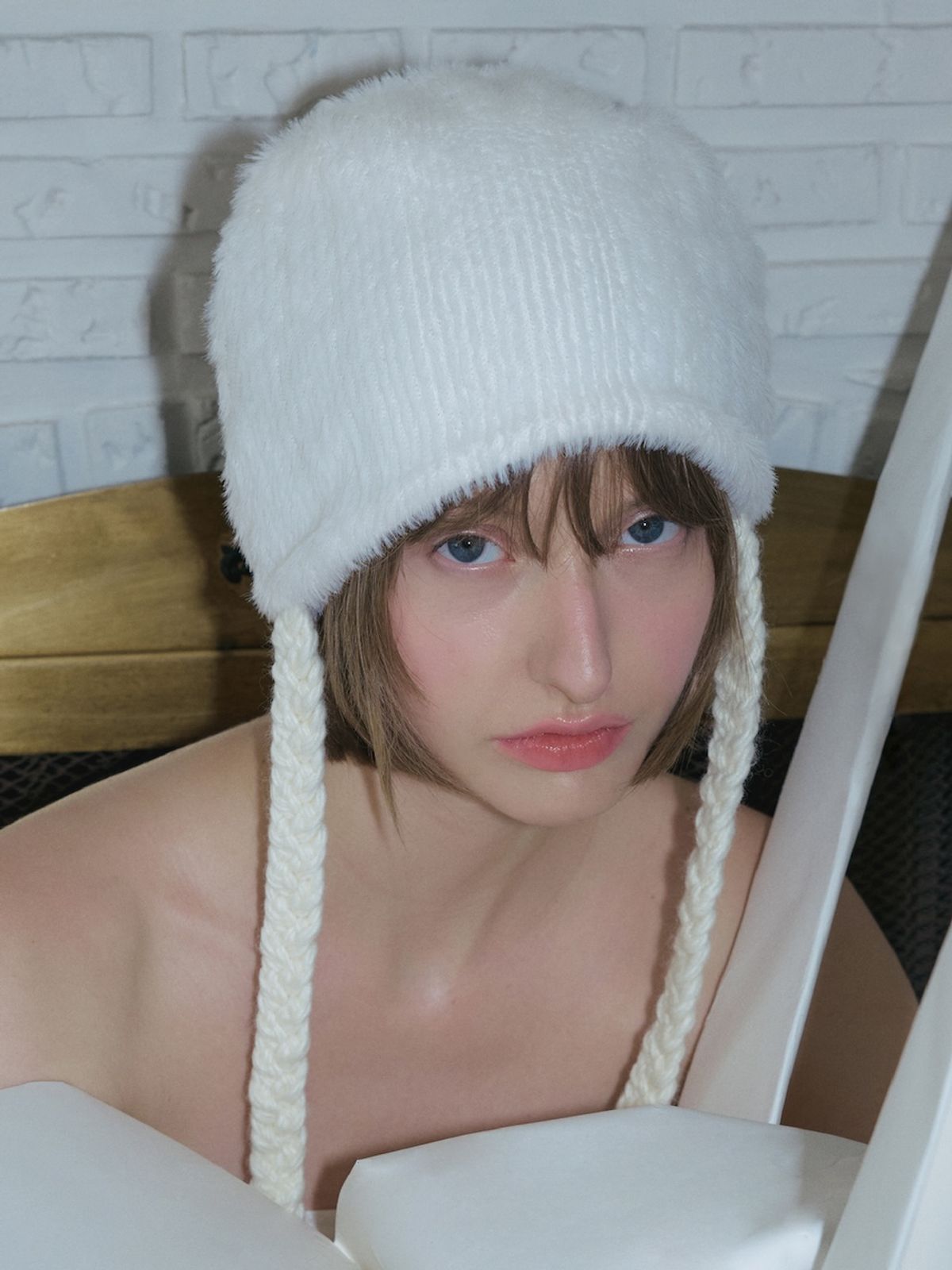 포에지담(POESIEDAME) BRAIDED STRAP BEANIE IN CREAM