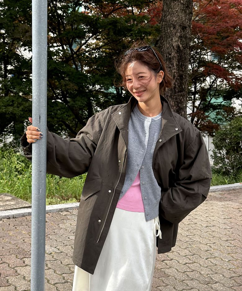 [가훤 PICK] (woman) 스탠 하이넥 하프 야상_Khaki