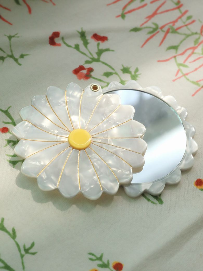 Daisy Mirror