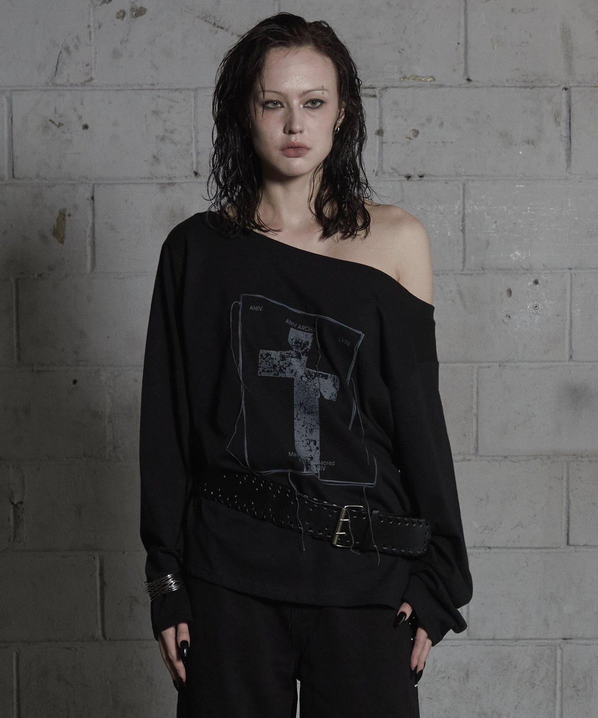 어니브(ANIV) CROSS EYELET LONG SLEEVE OFF-SHOULDER BLACK