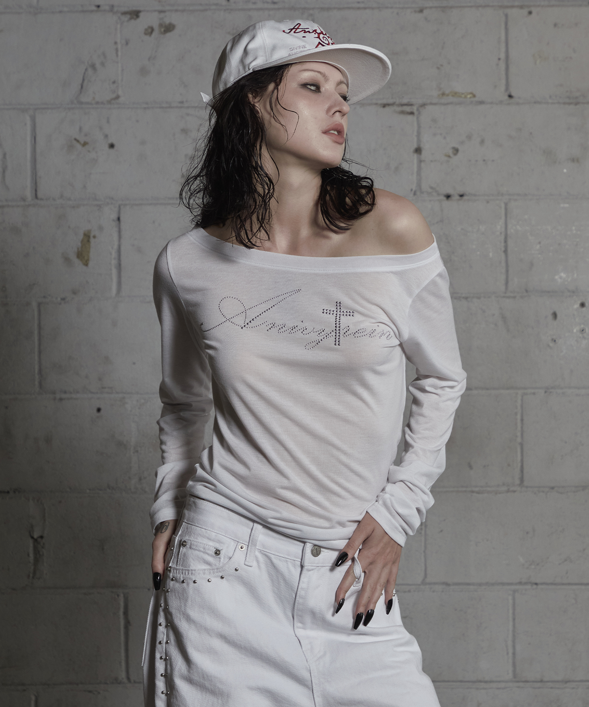 어니브(ANIV) STUDDED LONG SLEEVE OFF-SHOULDER WHITE