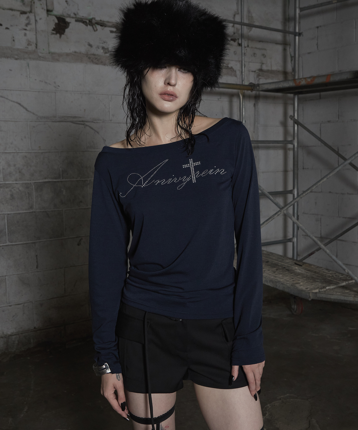 어니브(ANIV) STUDDED LONG SLEEVE OFF-SHOULDER NAVY