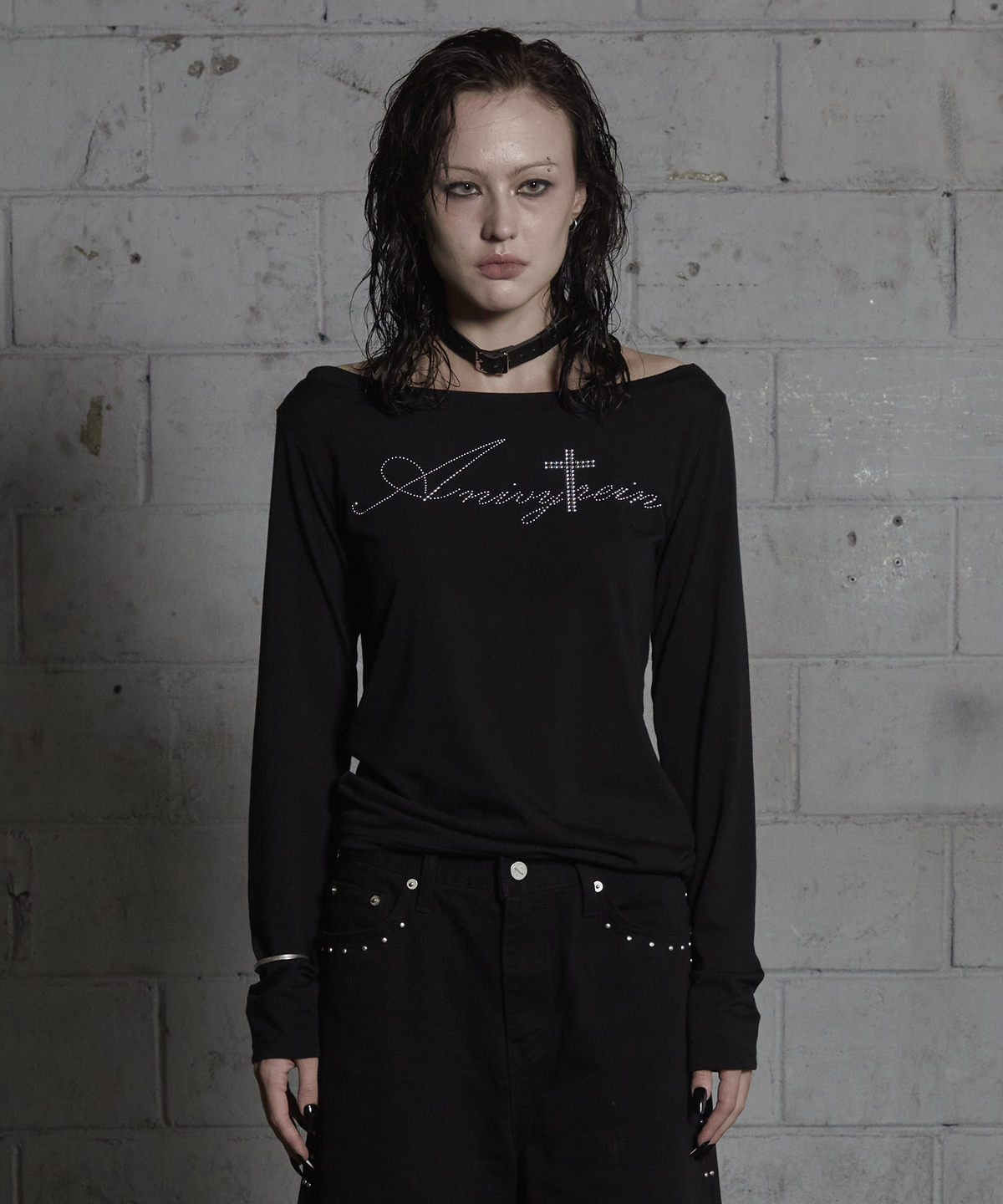 어니브(ANIV) STUDDED LONG SLEEVE OFF-SHOULDER BLACK