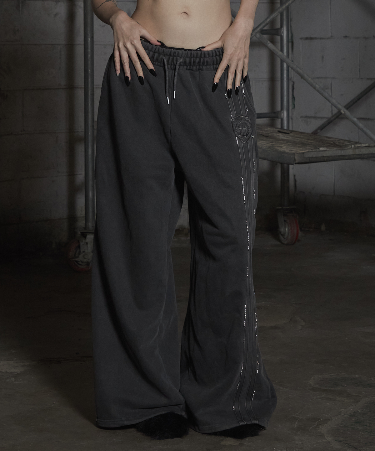 어니브(ANIV) BIZ TRACK PANTS CHARCOAL