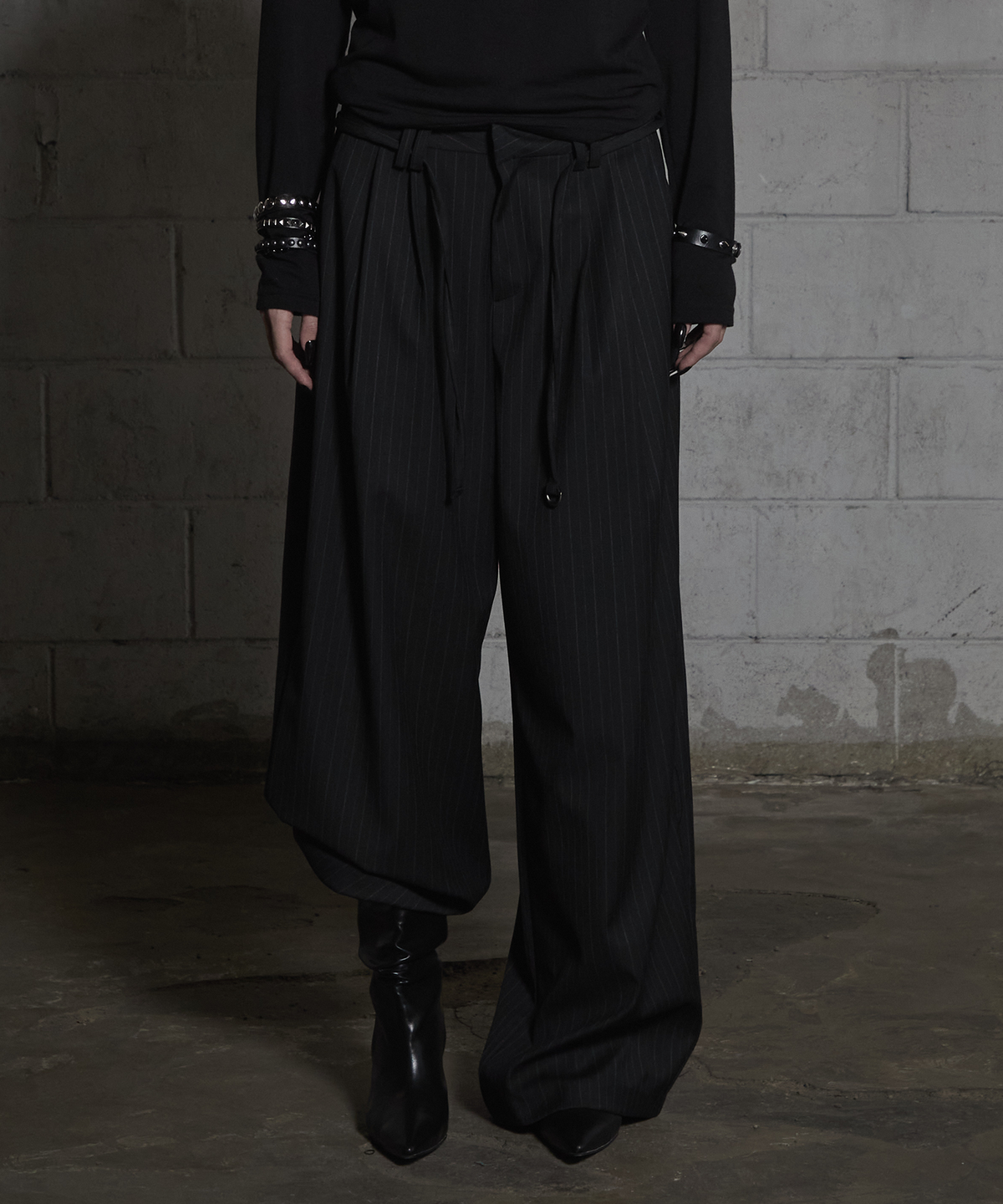어니브(ANIV) STRIPE PINTUCK SLACKS BLACK
