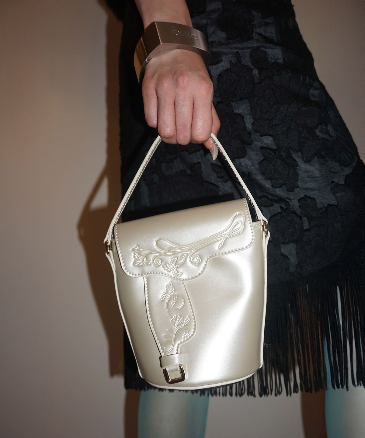 스컬프터(SCULPTOR) Saddle Bucket Bag Light Silver