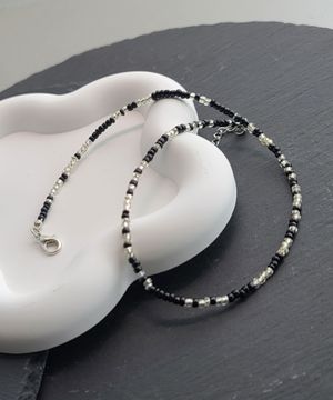 블랙 투명실버 톤 비정형 비즈 목걸이