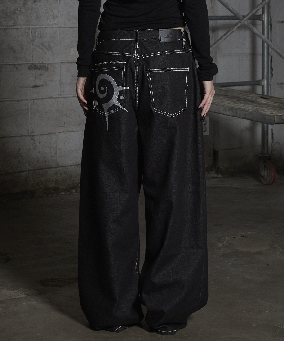 어니브(ANIV) SUN PATTERN STITCHED WIDE DENIM PANTS BLACK