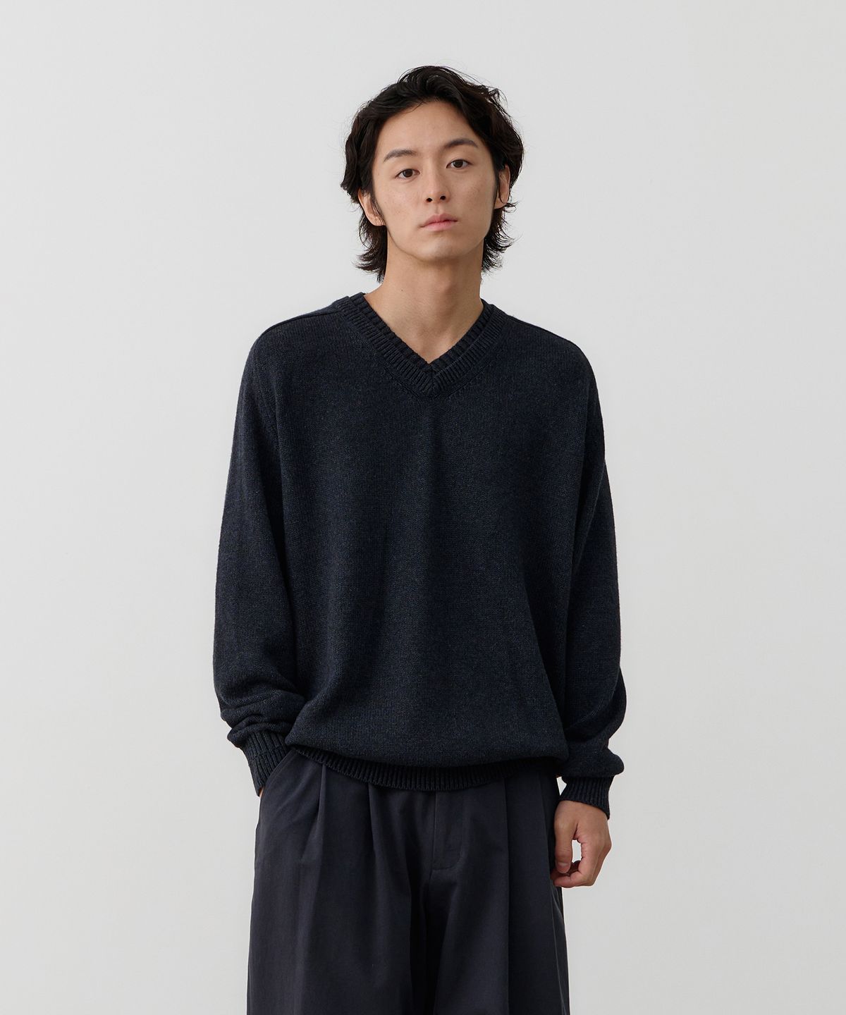 노운(NOUN) layered V neck knit (charcoal)