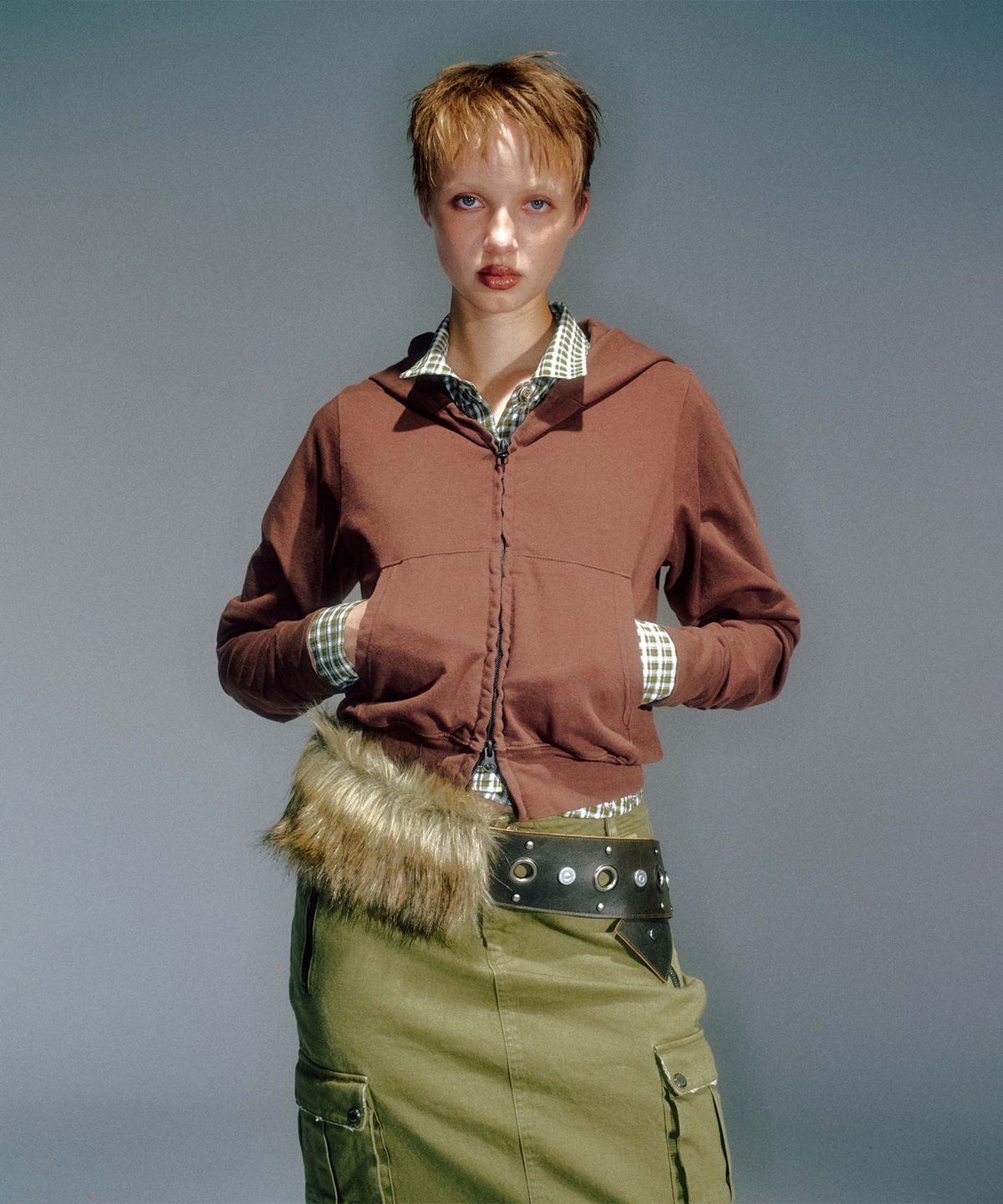 베이컨트 아카이브(VACANT ARCHIVE) WOMEN WORKSHOP SLIM HOODIE ZIP-UP BROWN