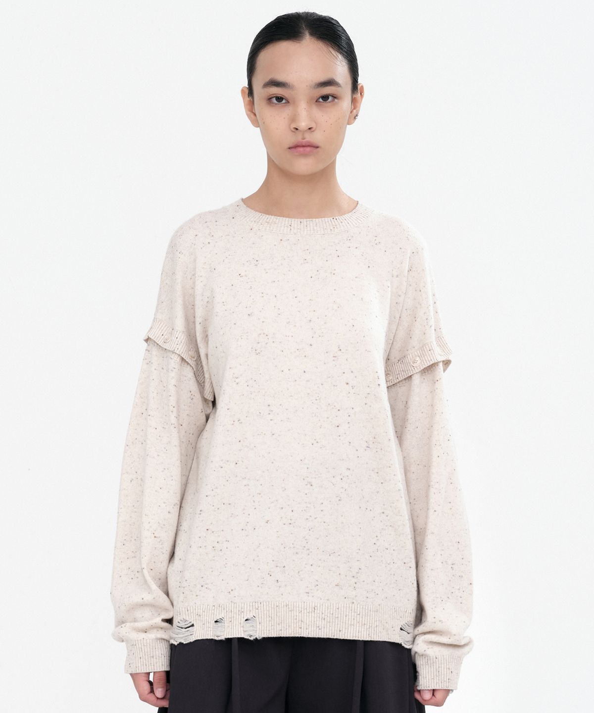 밀로 우먼(MILLO WOMEN) 버튼 데미지 니트 탑 [에크루]