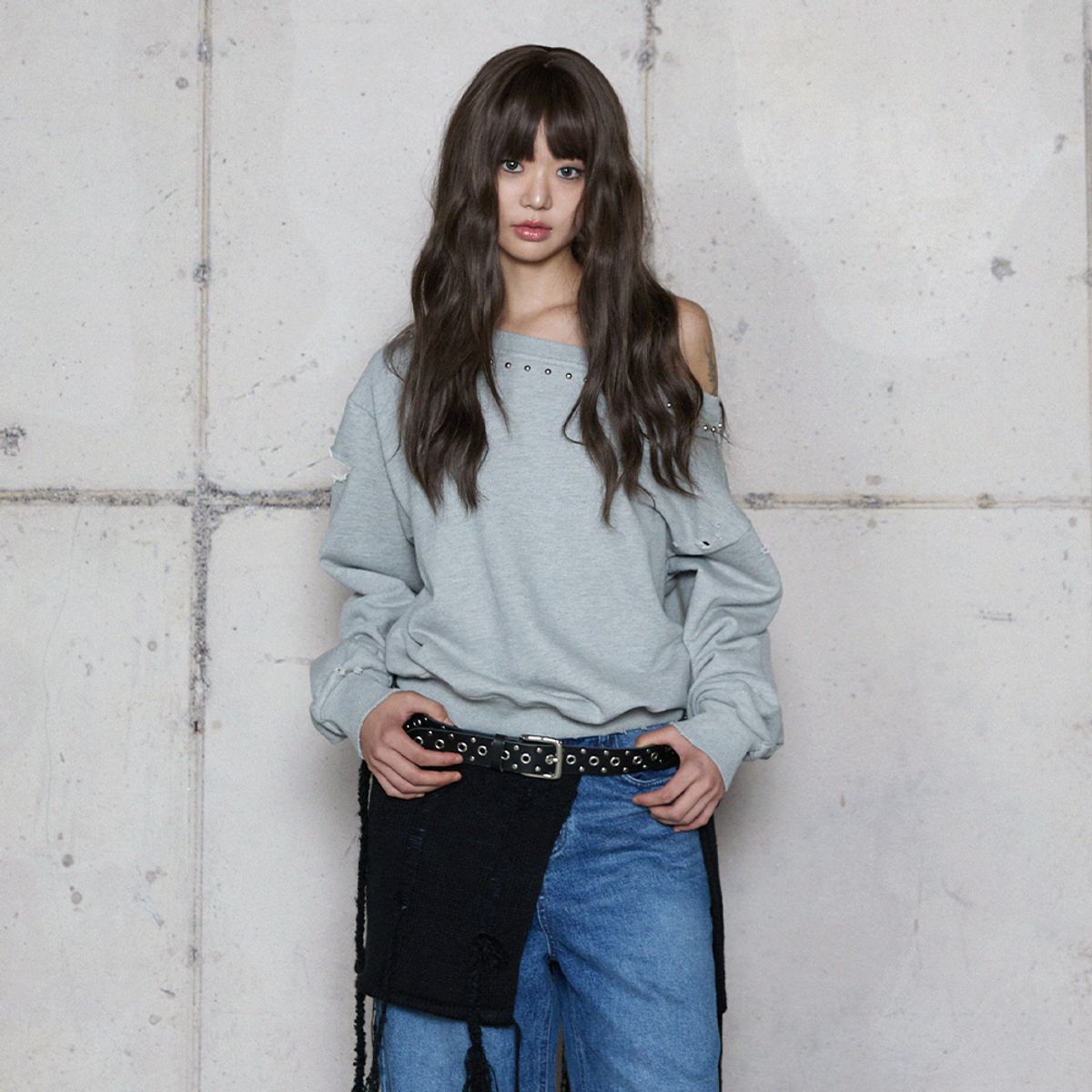 라라폭스(LALAFOX) STUD OFF-SHOULDER SWEATSHIRT GREY 스웨트셔츠 BR4CL004