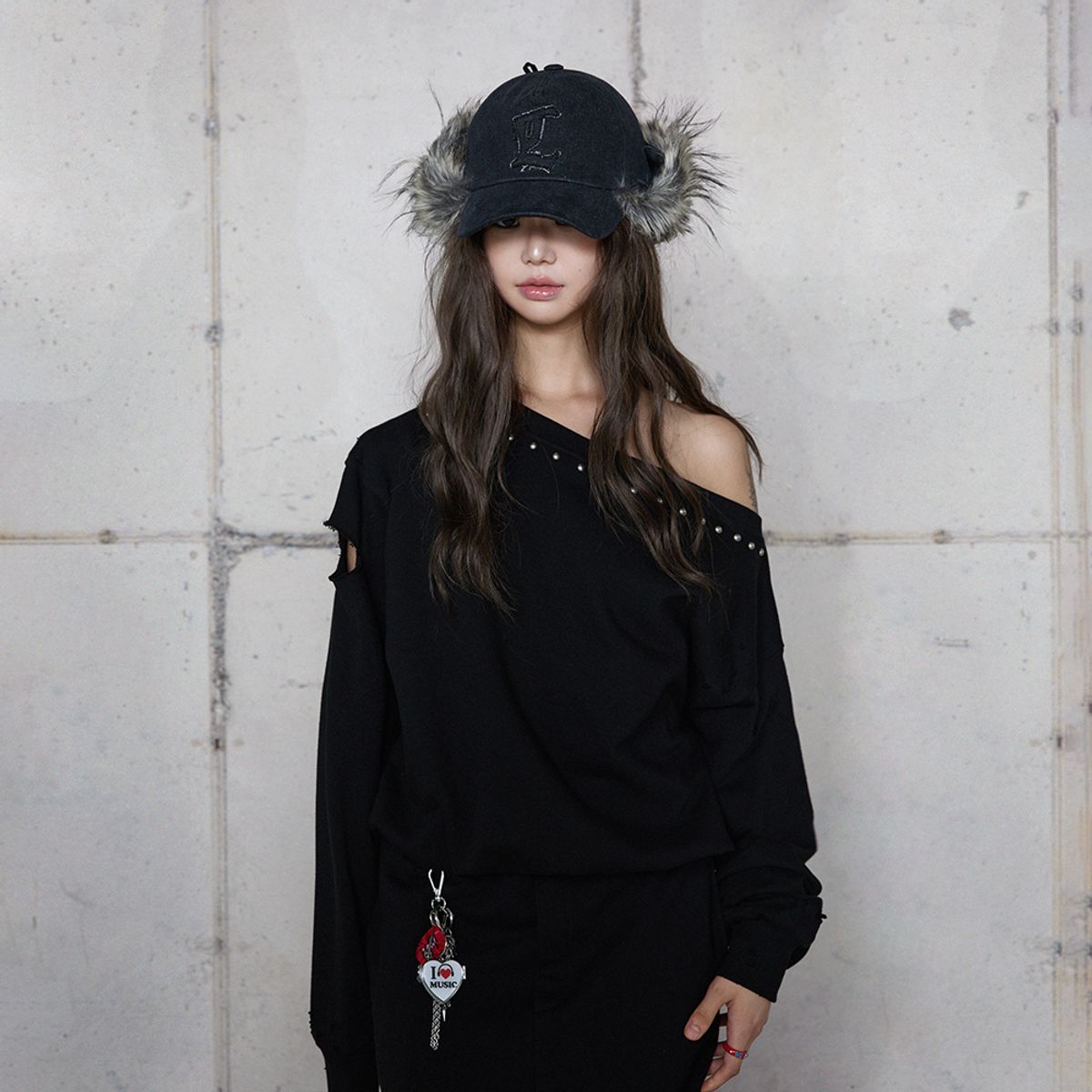 라라폭스(LALAFOX) STUD OFF-SHOULDER SWEATSHIRT BLACK 스웨트셔츠 BR4CL005