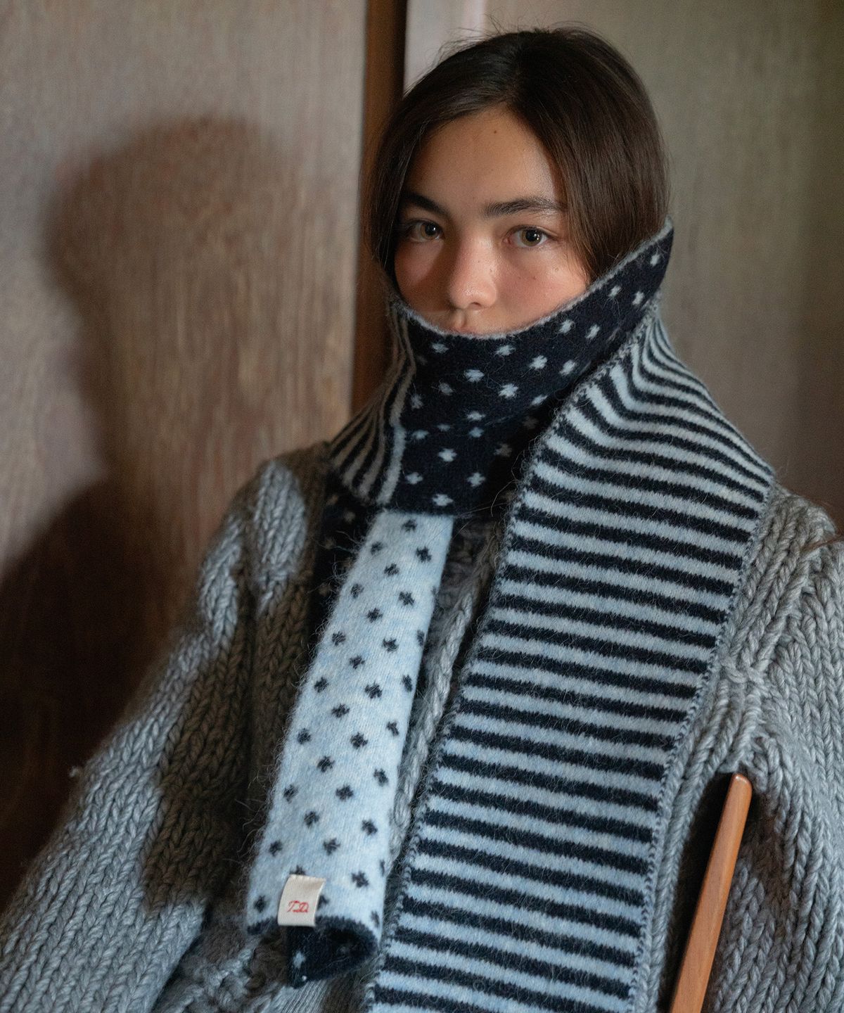 튜드먼트(TTUDEMENT) DOT STRIPE KNIT MUFFLER NAVY