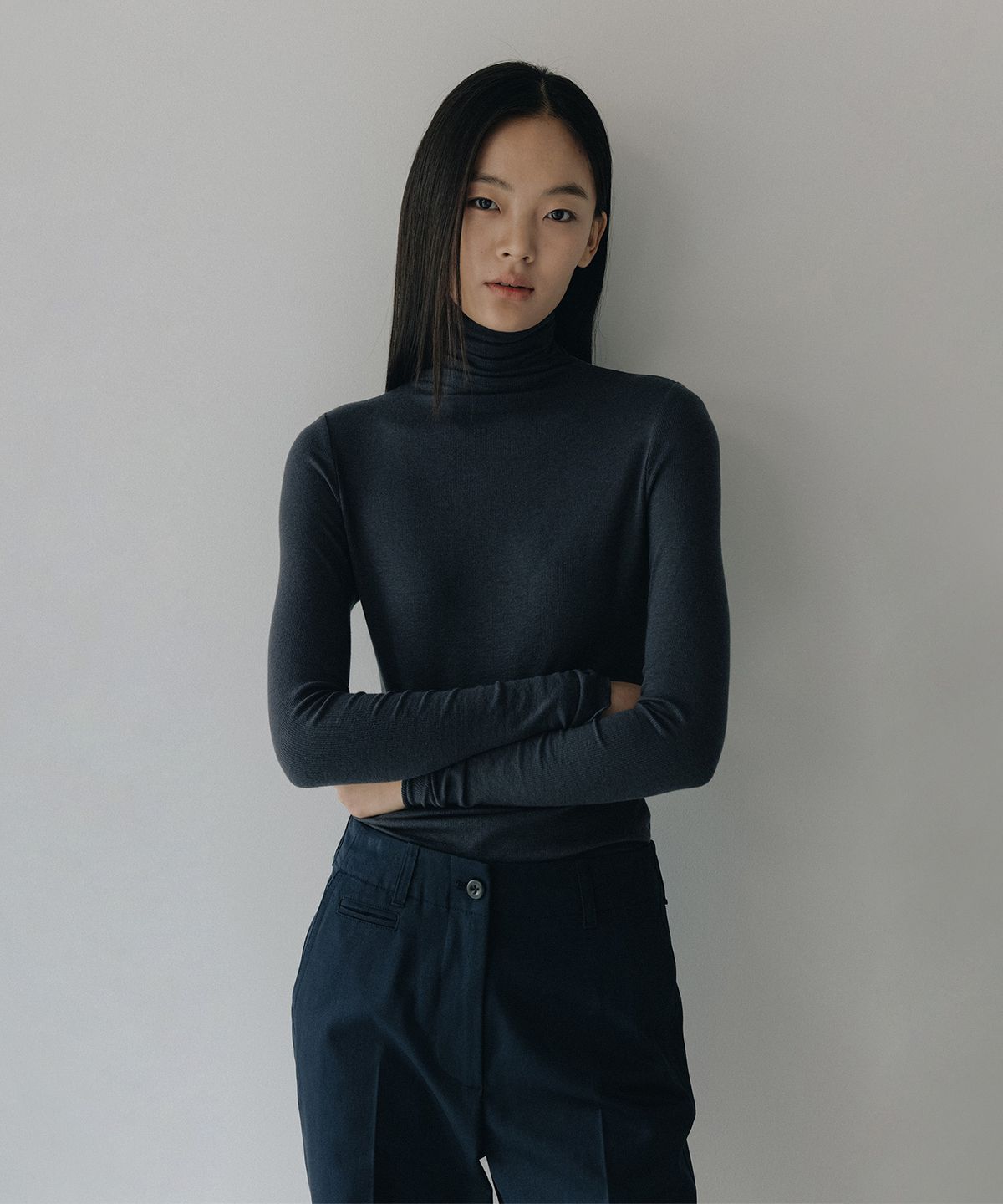 블랭크룸 우먼(BLANKROOM HER) 레터스 롤 넥_CHARCOAL NAVY