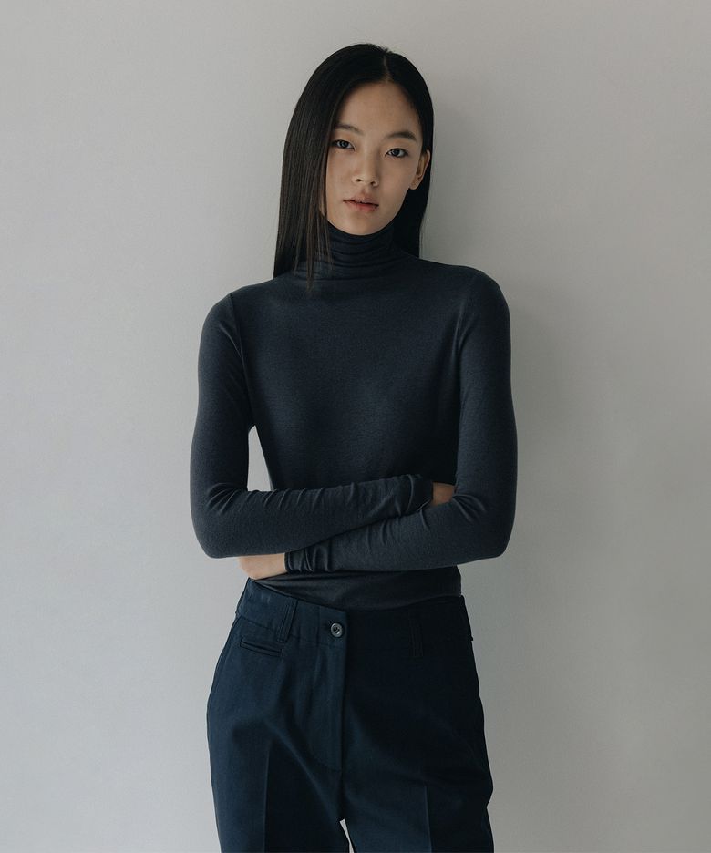레터스 롤 넥_CHARCOAL NAVY