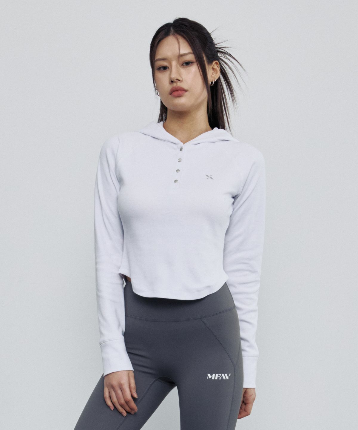 엠페브(MFAV) 메탈릭 버튼 슬림 후드 롱 슬리브 화이트