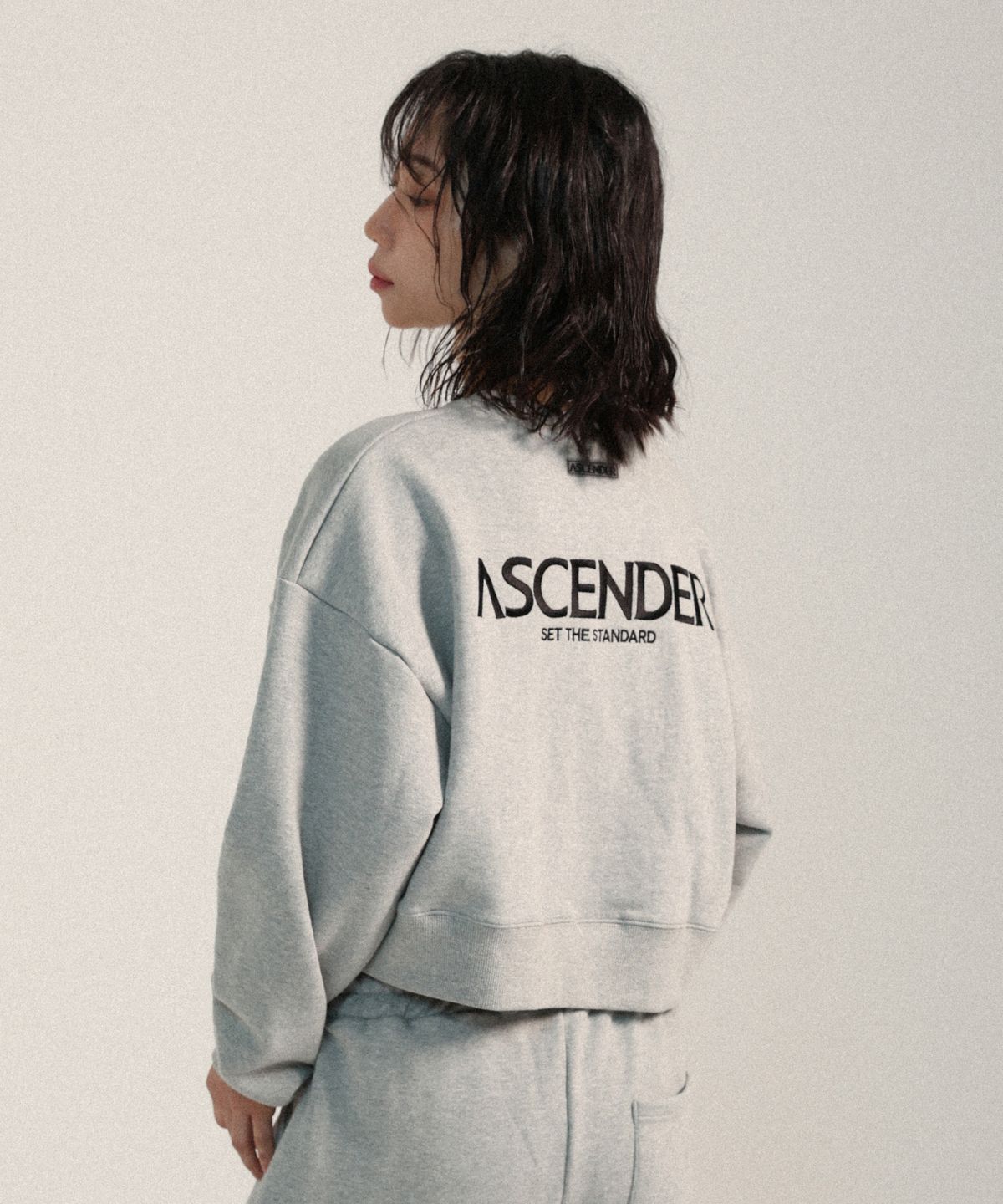 어센더(ASCENDER) 시그니처 백로고 크롭 맨투맨 [멜란지]