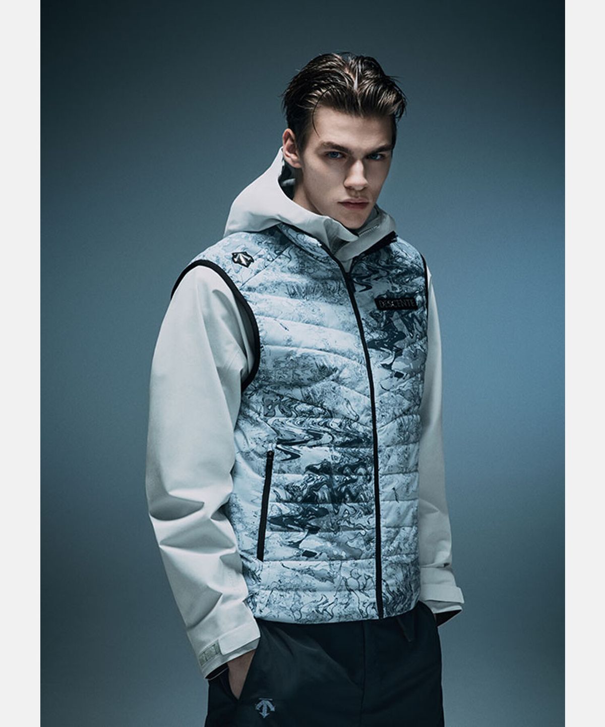 데상트(DESCENTE) 스노우스톰 경량 패딩 베스트 패턴 SQ321SPV96