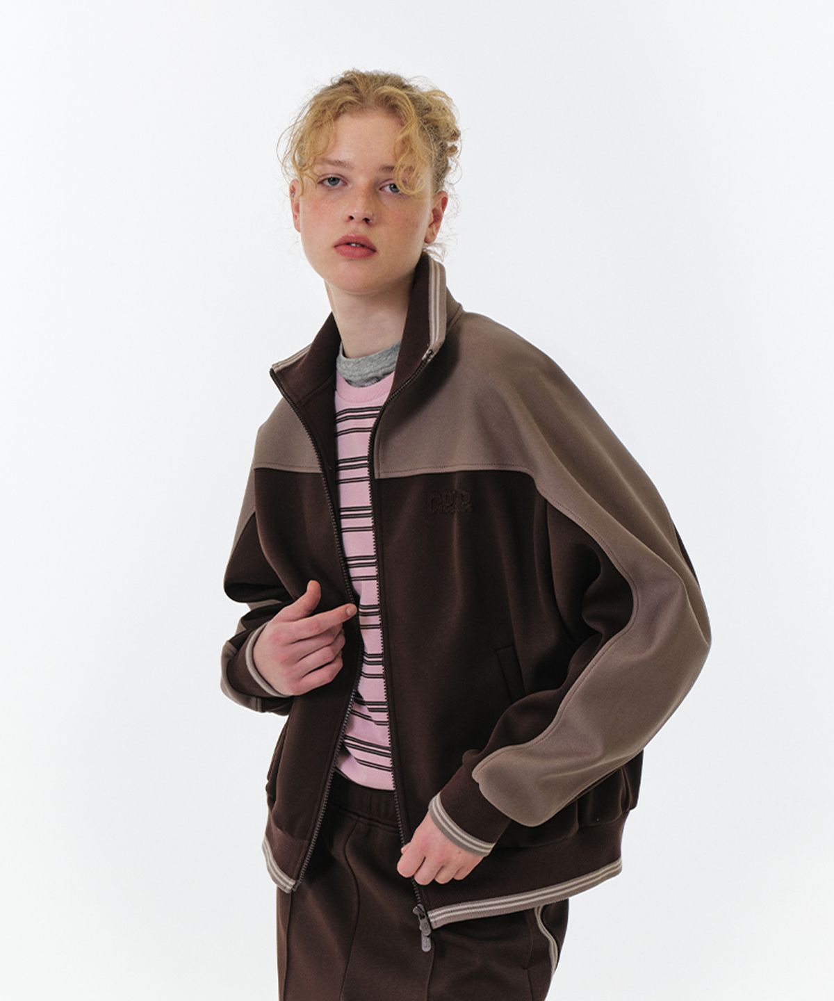 그로브(GROVE) ROMI TRACK JUMPER (WINE)