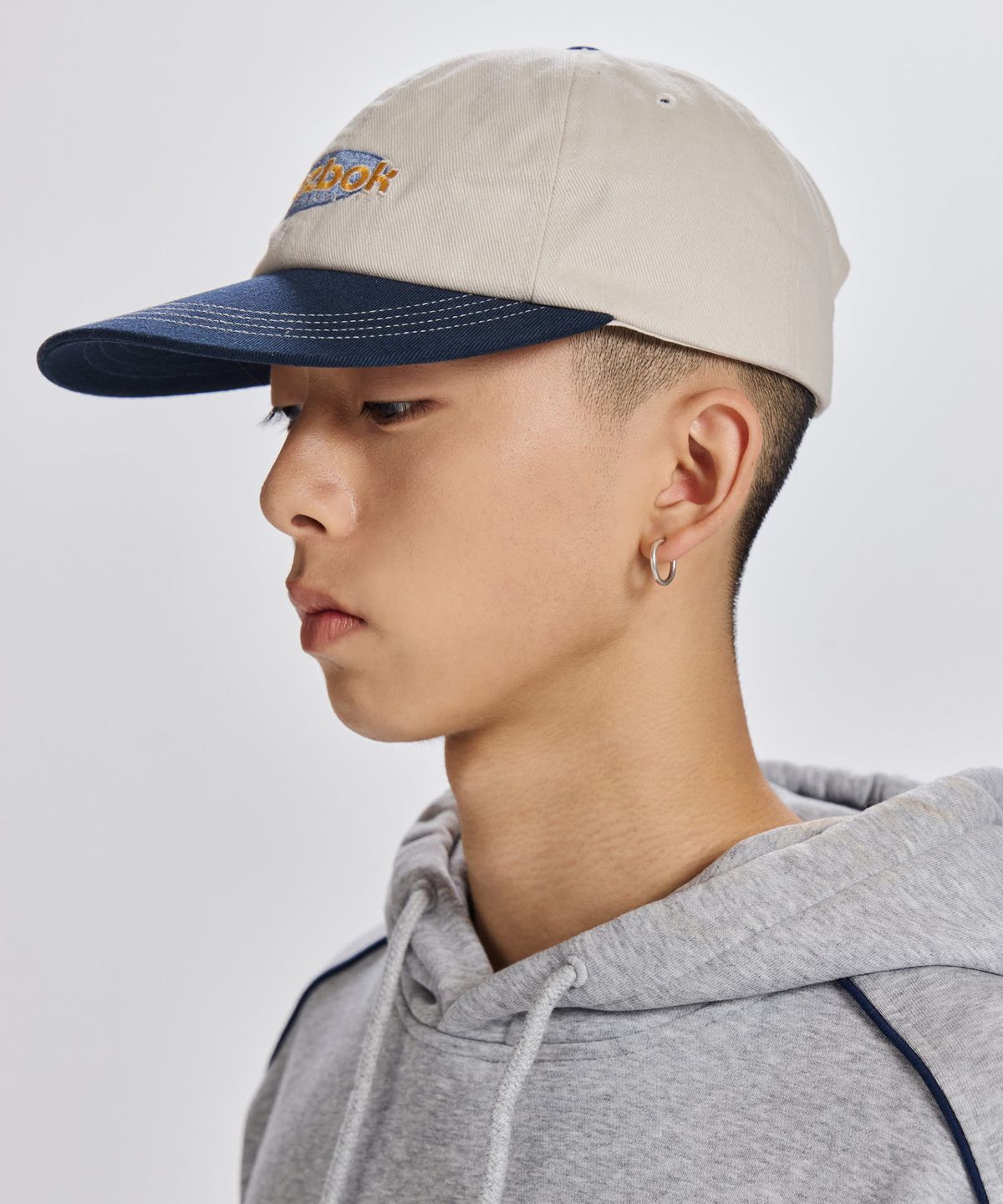 리복(REEBOK) 투톤 로고 볼캡 - 아이보리:네이비