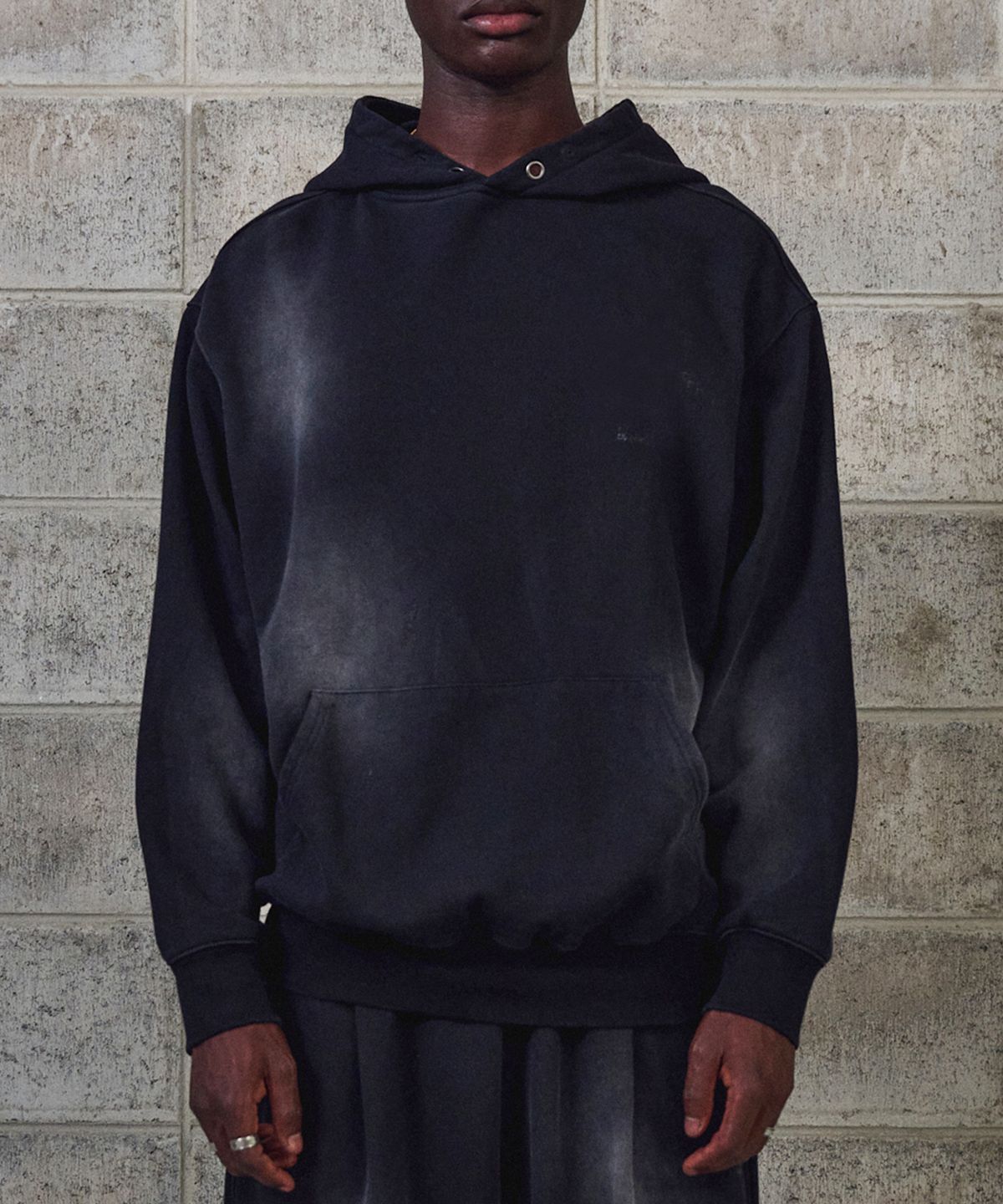 카네이테이(KANEITEI) SPRAYED MARK HOODIE (BLACK)