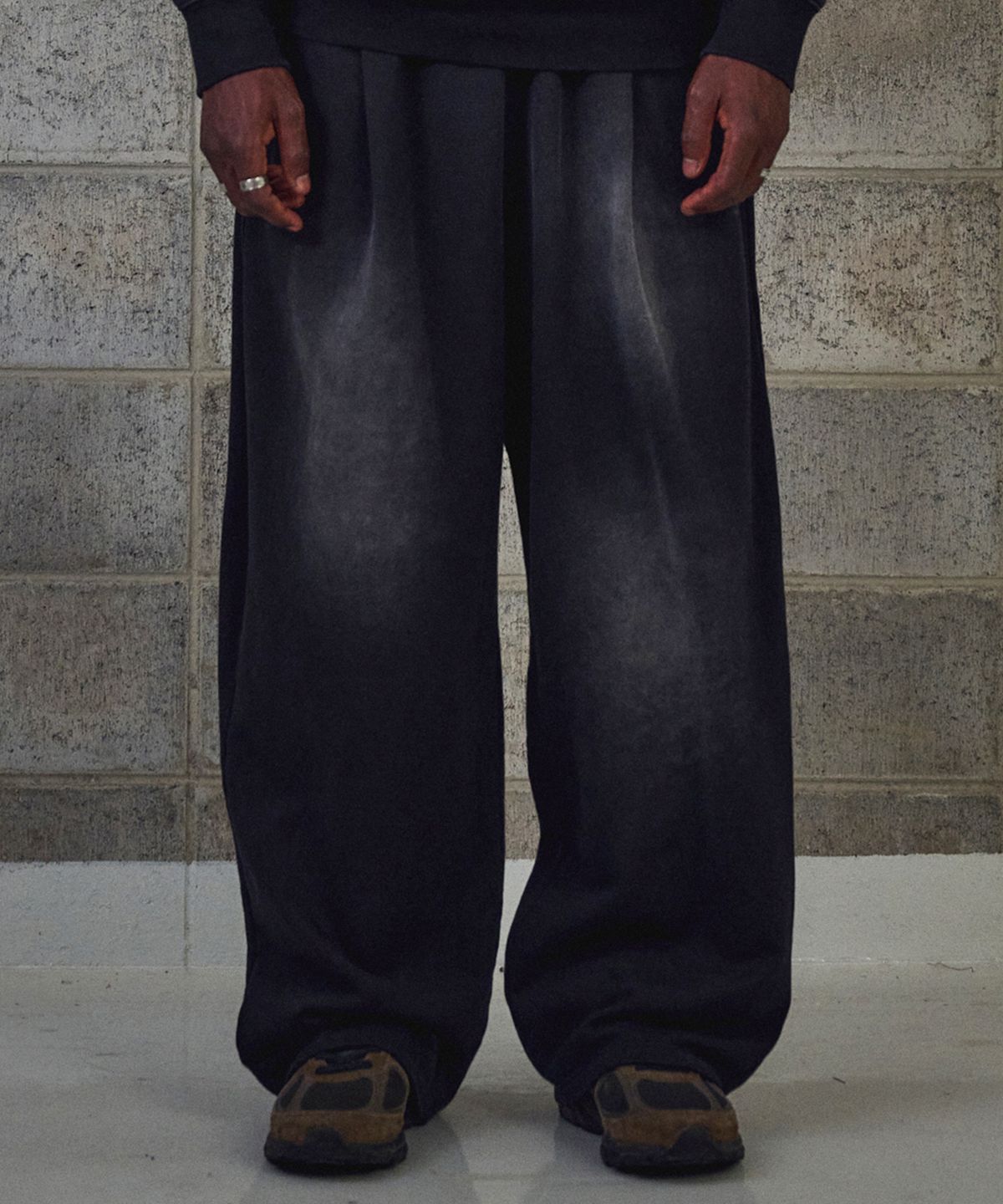 카네이테이(KANEITEI) SPRAYED MARK SWEAT PANTS (BLACK)