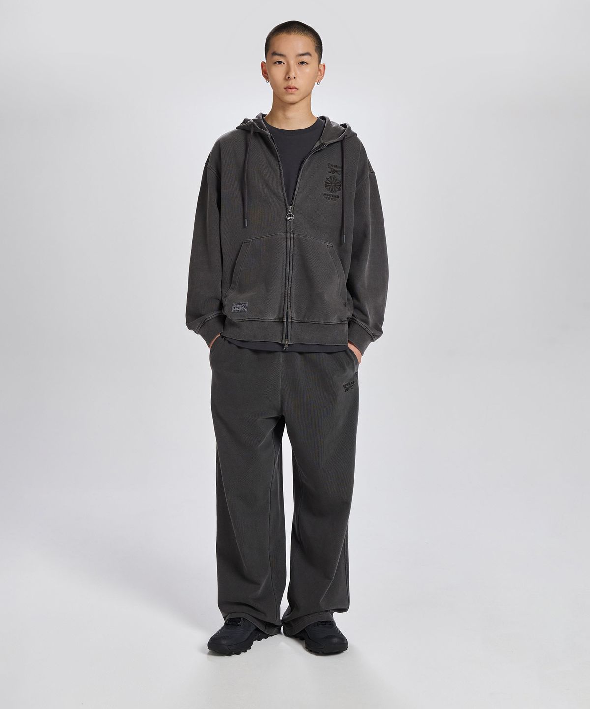 리복(REEBOK) 가먼트다잉 릴렉스 핏 와이드 스트레이트 팬츠 - 블랙