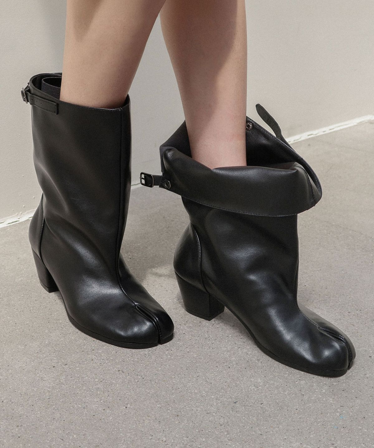 페이즈(PAES) Wide Buckle Tabi Boots / Black