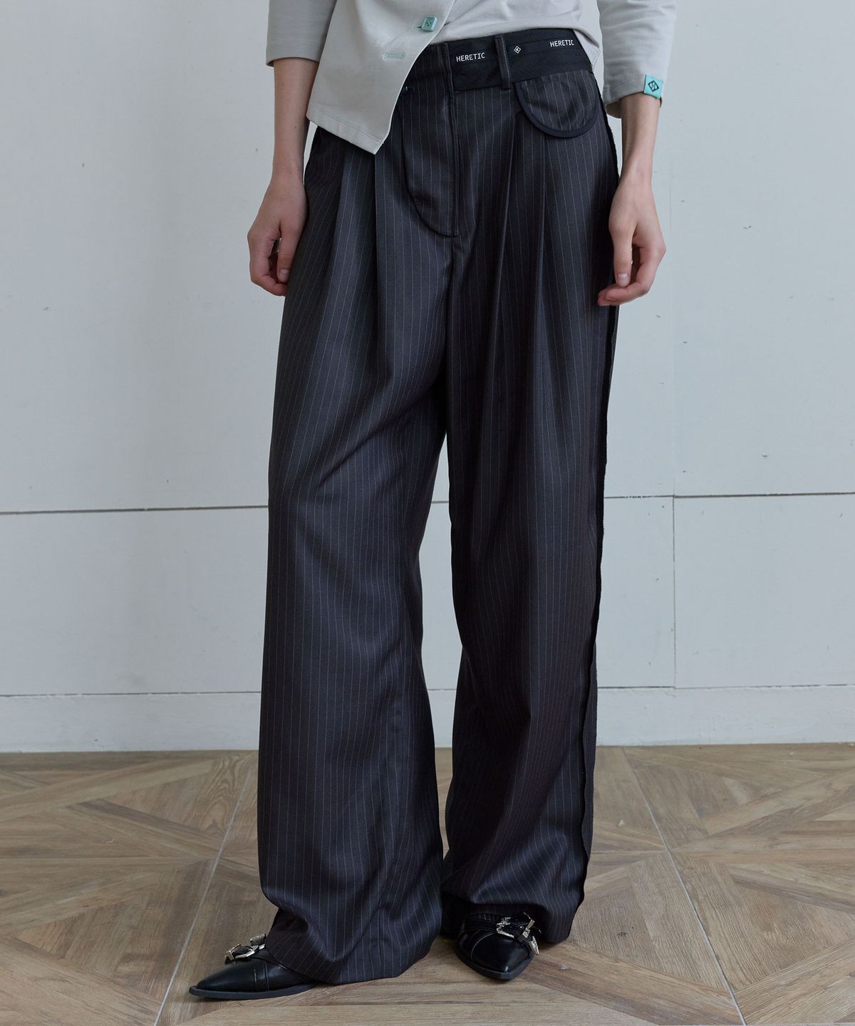 헤레틱(HERETIC) INSIDE-OUT STRIPE PANTS / charcoal