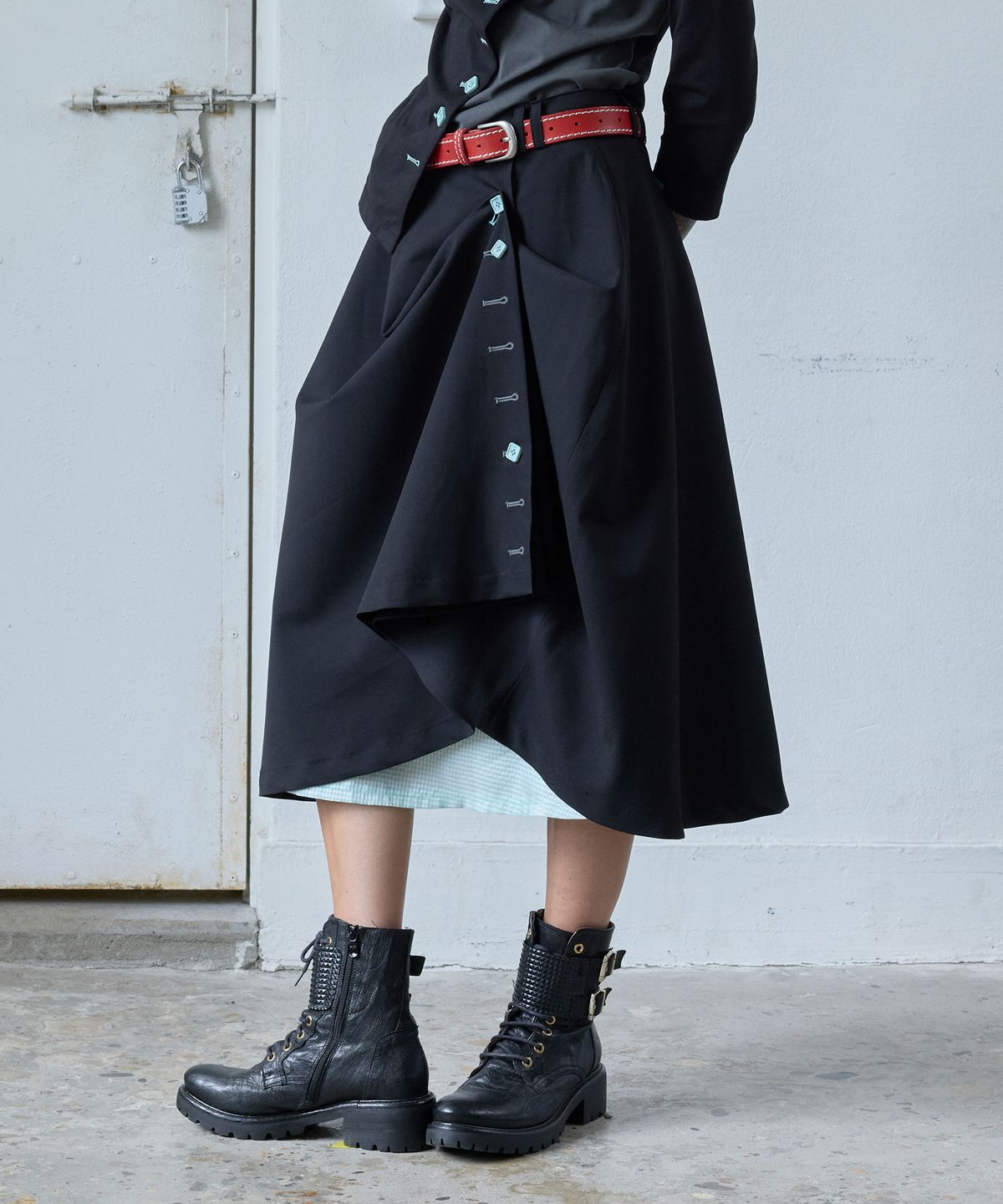 헤레틱(HERETIC) BUTTON LONG FLARED SKIRT / black
