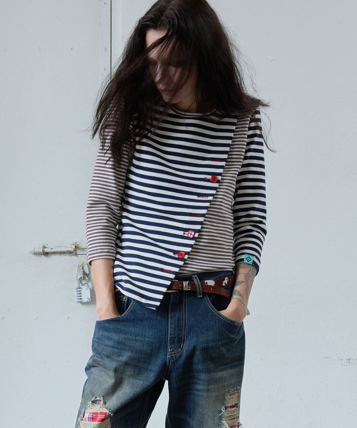 헤레틱(HERETIC) BUTTON STRIPE CROSS T-SHIRT / navy