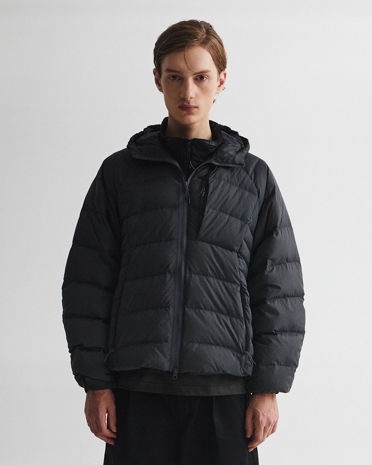 언어펙티드 에센셜(UNAFFECTED ESSENTIAL) LIGHT HOODED DOWN JUMPER / CHARCOAL
