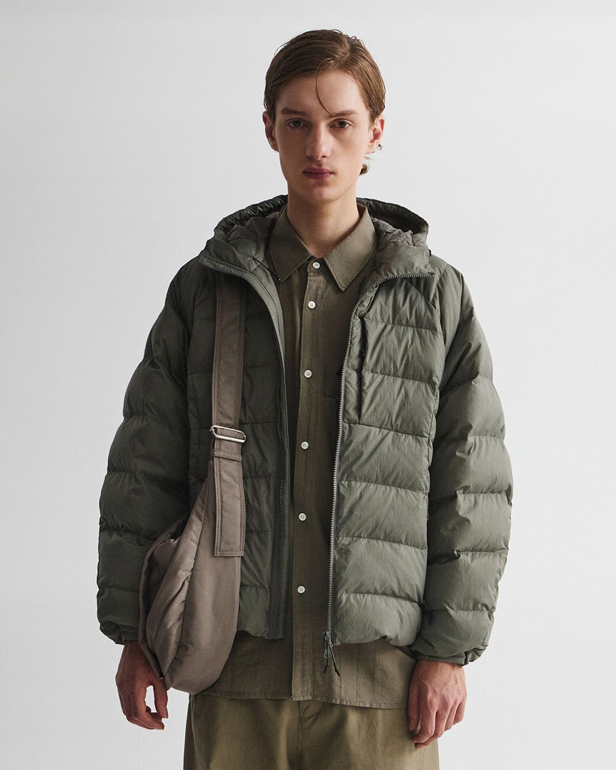 언어펙티드 에센셜(UNAFFECTED ESSENTIAL) LIGHT HOODED DOWN JUMPER / SAGE GREEN