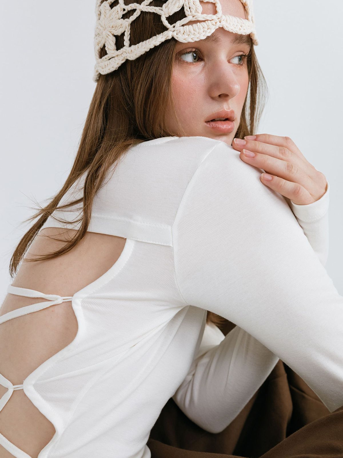 모이페어(MOIFAIRE) BACKLESS STRAP T-SHIRT / IVORY