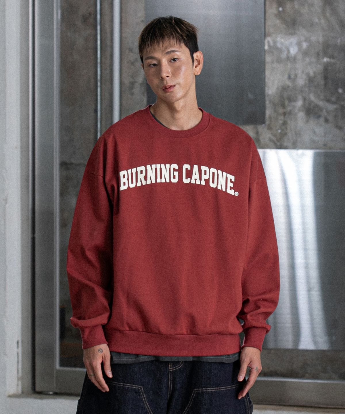 버닝카포네(BURNING CAPONE) BC 네이밍 나염 맨투맨 (BURGUNDY)