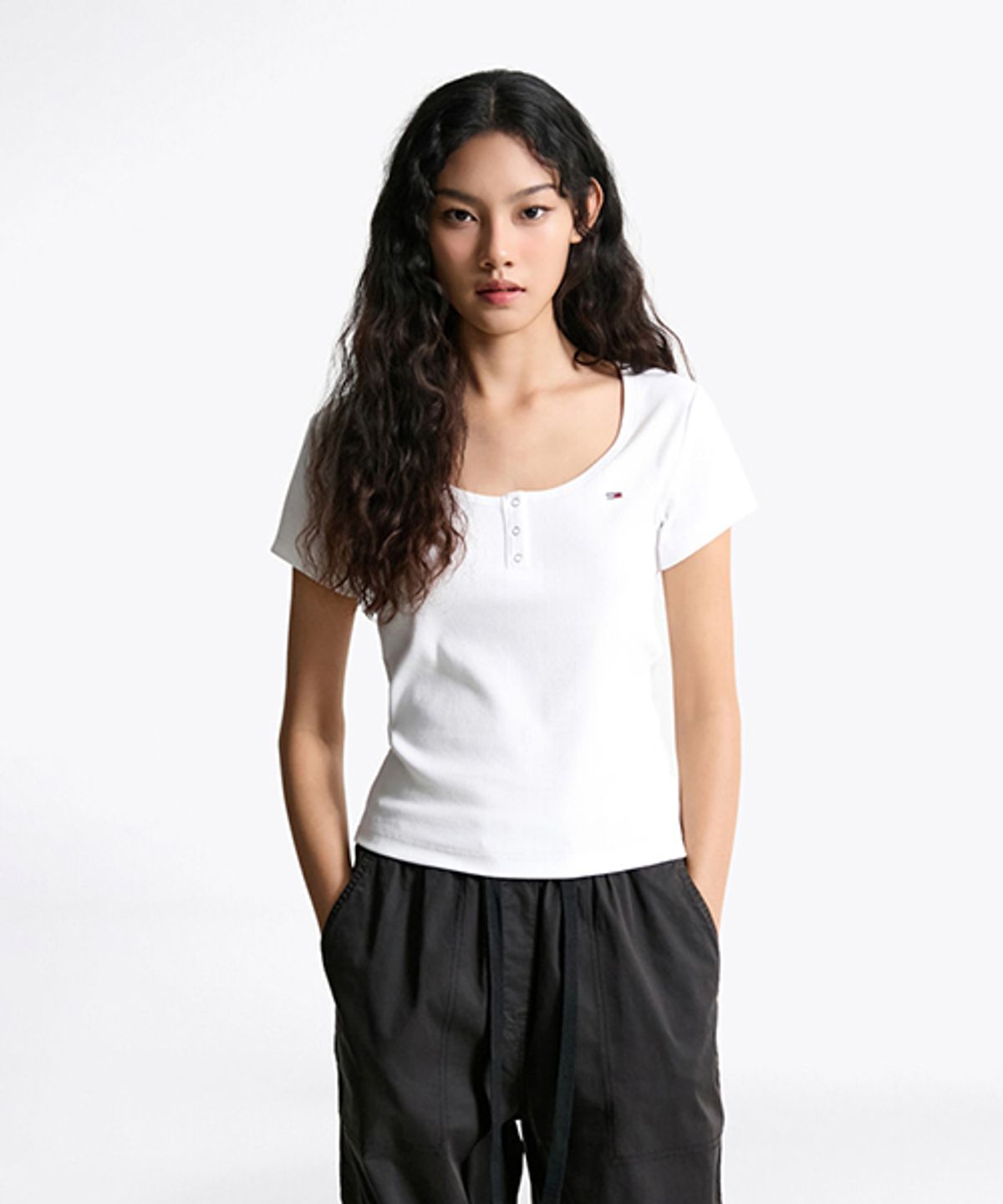 타미진스(TOMMY JEANS) 슬림 헨리넥 티셔츠 (T32F6TTO02TWT1YBR)
