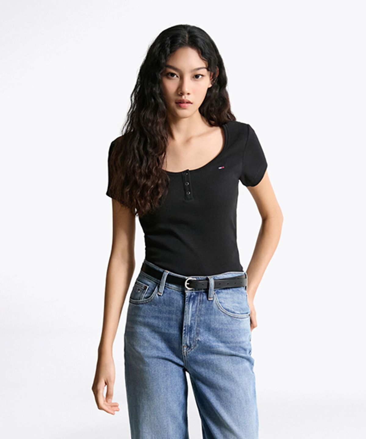 타미진스(TOMMY JEANS) 슬림 헨리넥 티셔츠 (T32F6TTO02TWT1BDS)