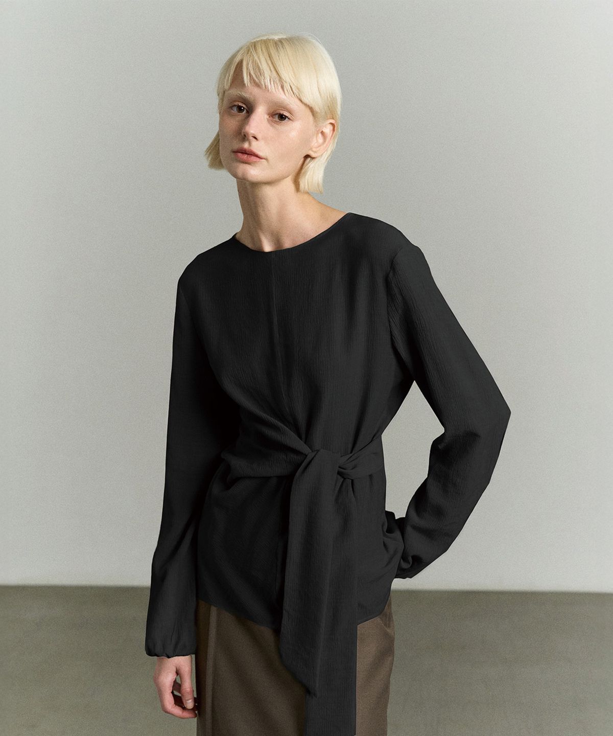 리이(RE RHEE) ROUND NECK SIDE STRAP BLOUSE BLACK