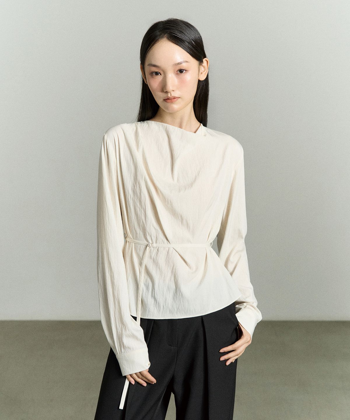 리이(RE RHEE) DRAPED NECK BELTED BLOUSE