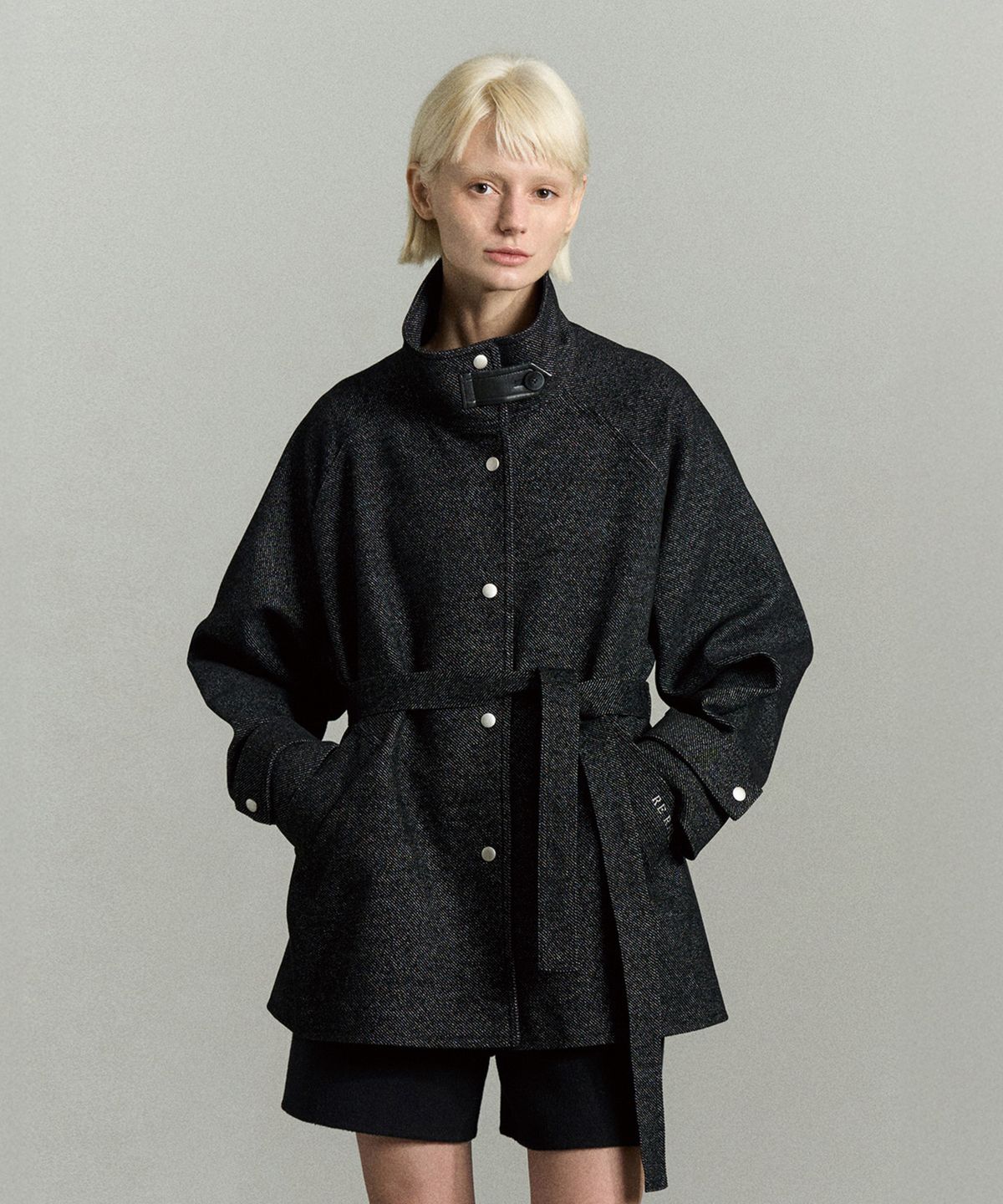 리이(RE RHEE) HIGH NECK BUTTON CLOSURE JACKET