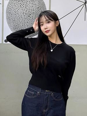 [유튜버 PICK] (우먼)에센셜 라운드 크롭 니트 [BLACK]