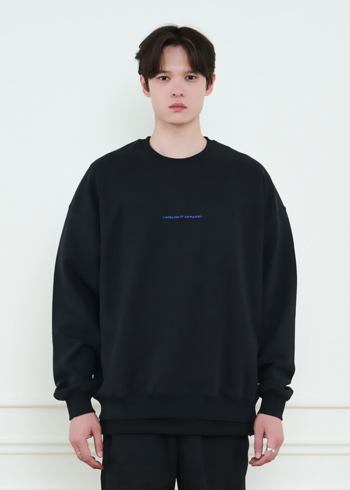 라임라잇 어패럴(LIMELIGHT APPAREL) 어패럴 자수 심플 로고 스웨트셔츠  오버사이즈 (블랙/블루)