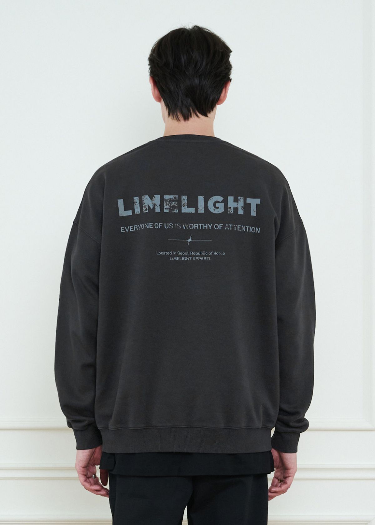 라임라잇 어패럴(LIMELIGHT APPAREL) 어패럴 피그먼트 백 로고 스웨트셔츠 오버사이즈 (블랙/그레이)