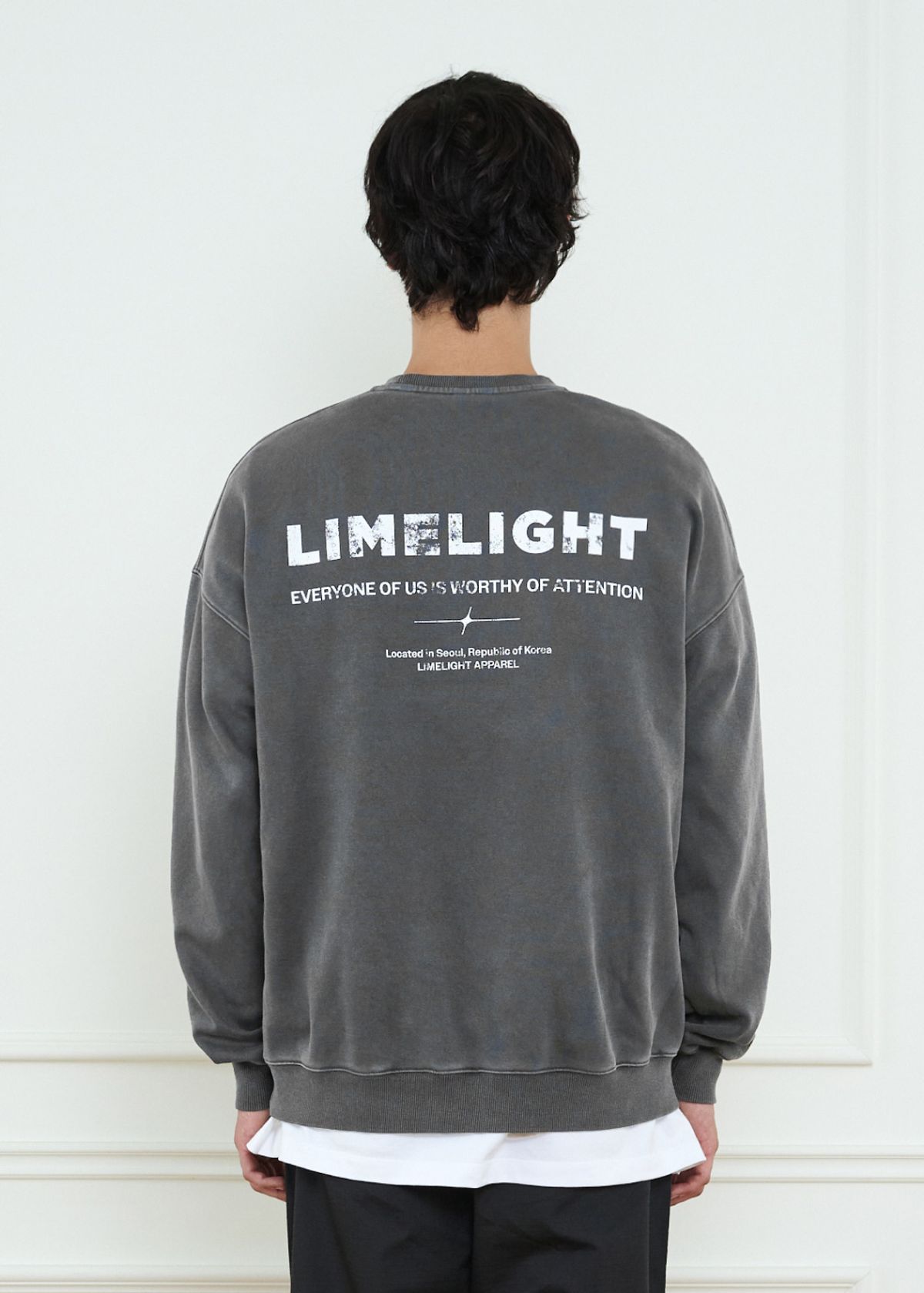 라임라잇 어패럴(LIMELIGHT APPAREL) 어패럴 피그먼트 백 로고 스웨트셔츠 오버사이즈 (차콜/화이트)