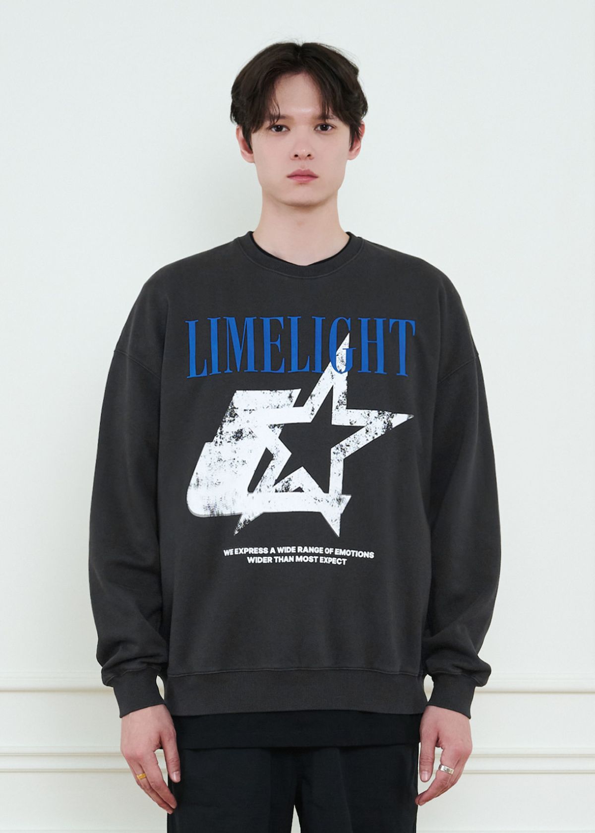 라임라잇 어패럴(LIMELIGHT APPAREL) 어패럴 피그먼트 스타 로고 스웨트셔츠 오버사이즈 (블랙/블루)