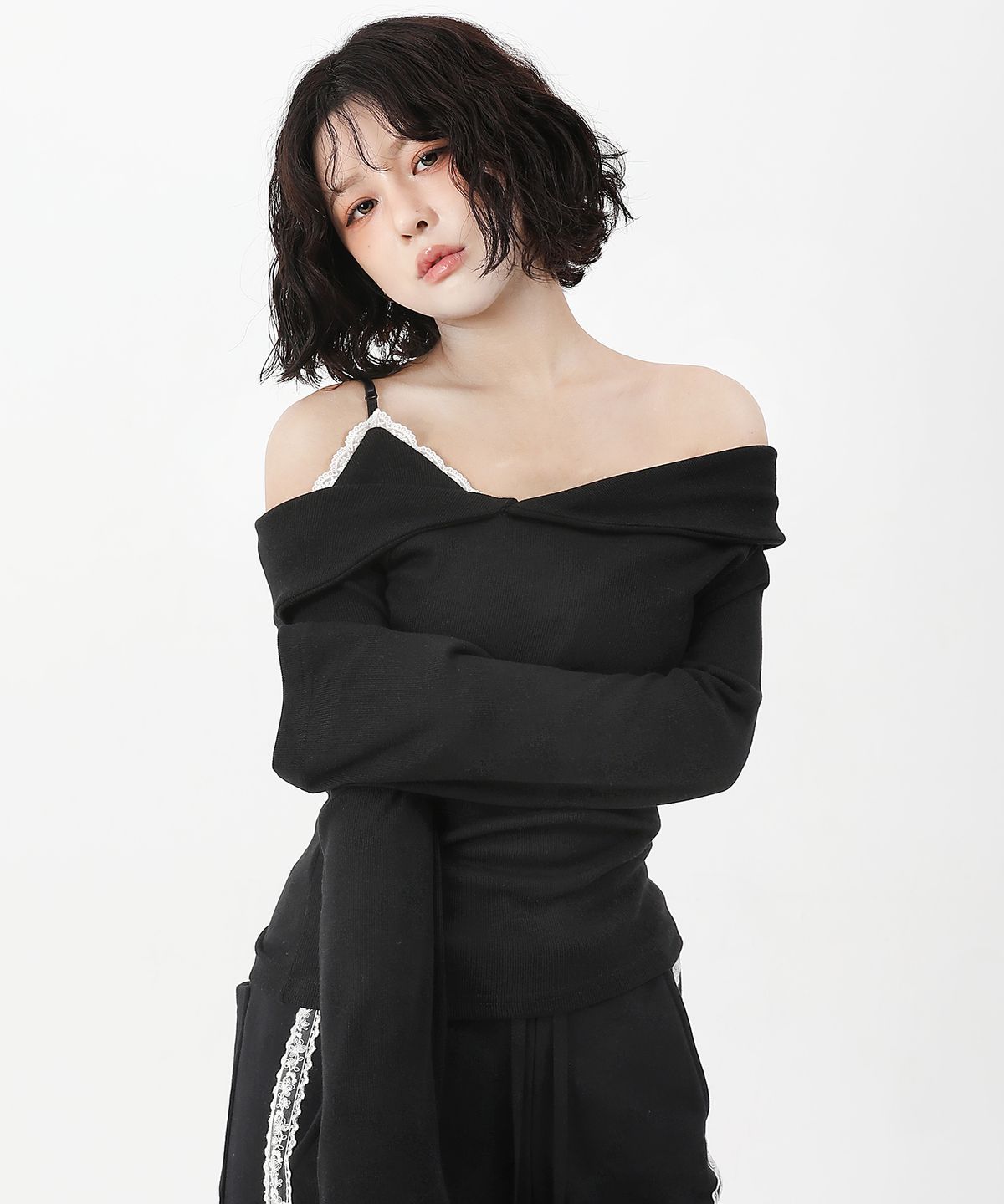 까트린(CATTLINE) 레이스 오프숄더 슬림 티셔츠